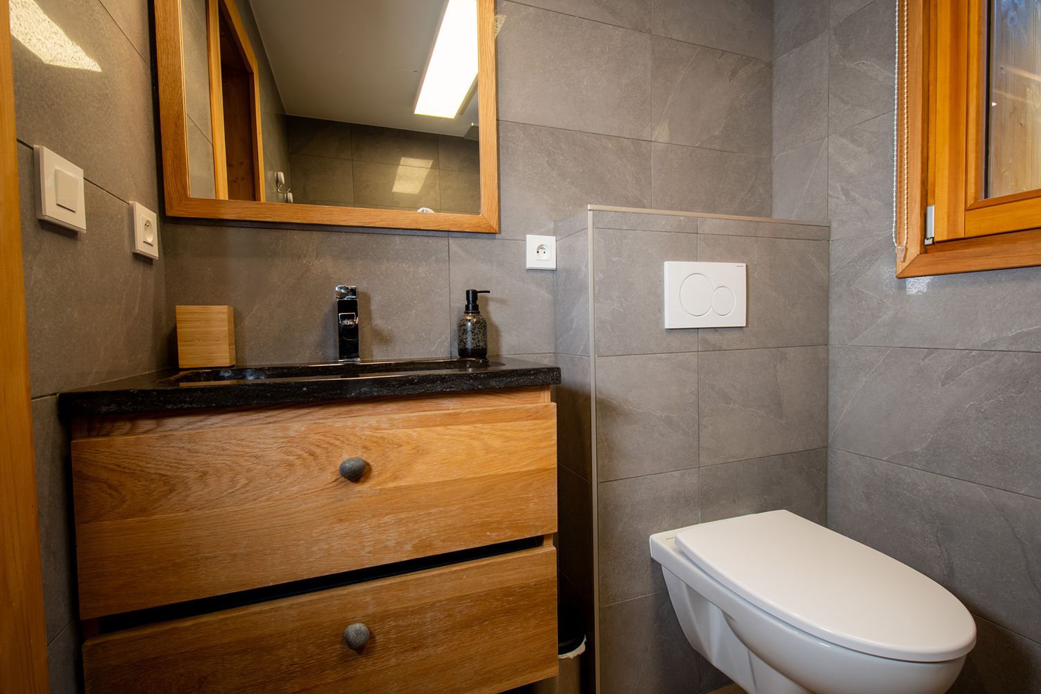 Salle de bain moderne de l'appartement à Châtel