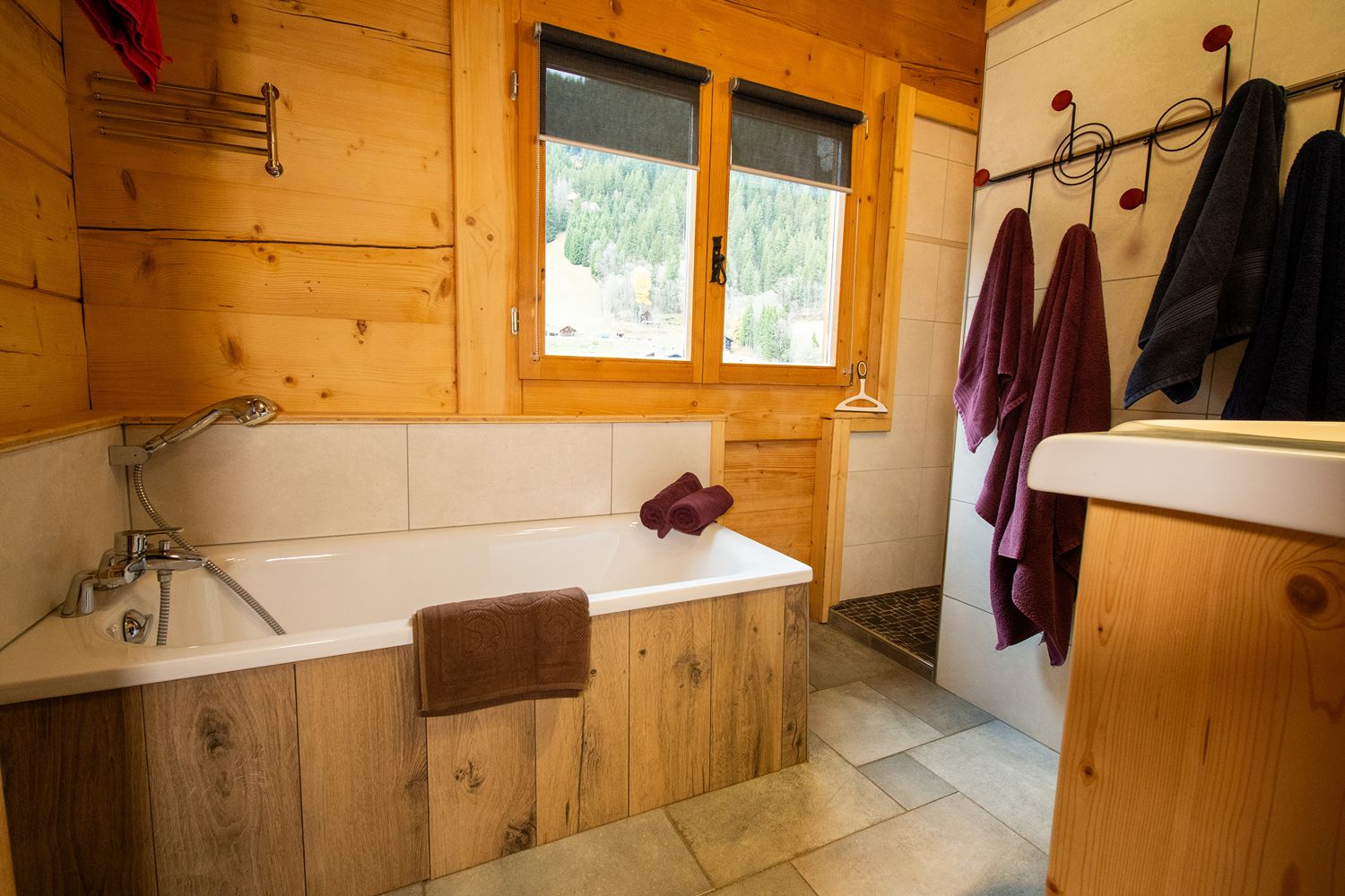 Espace repas de l'appartement à Châtel
