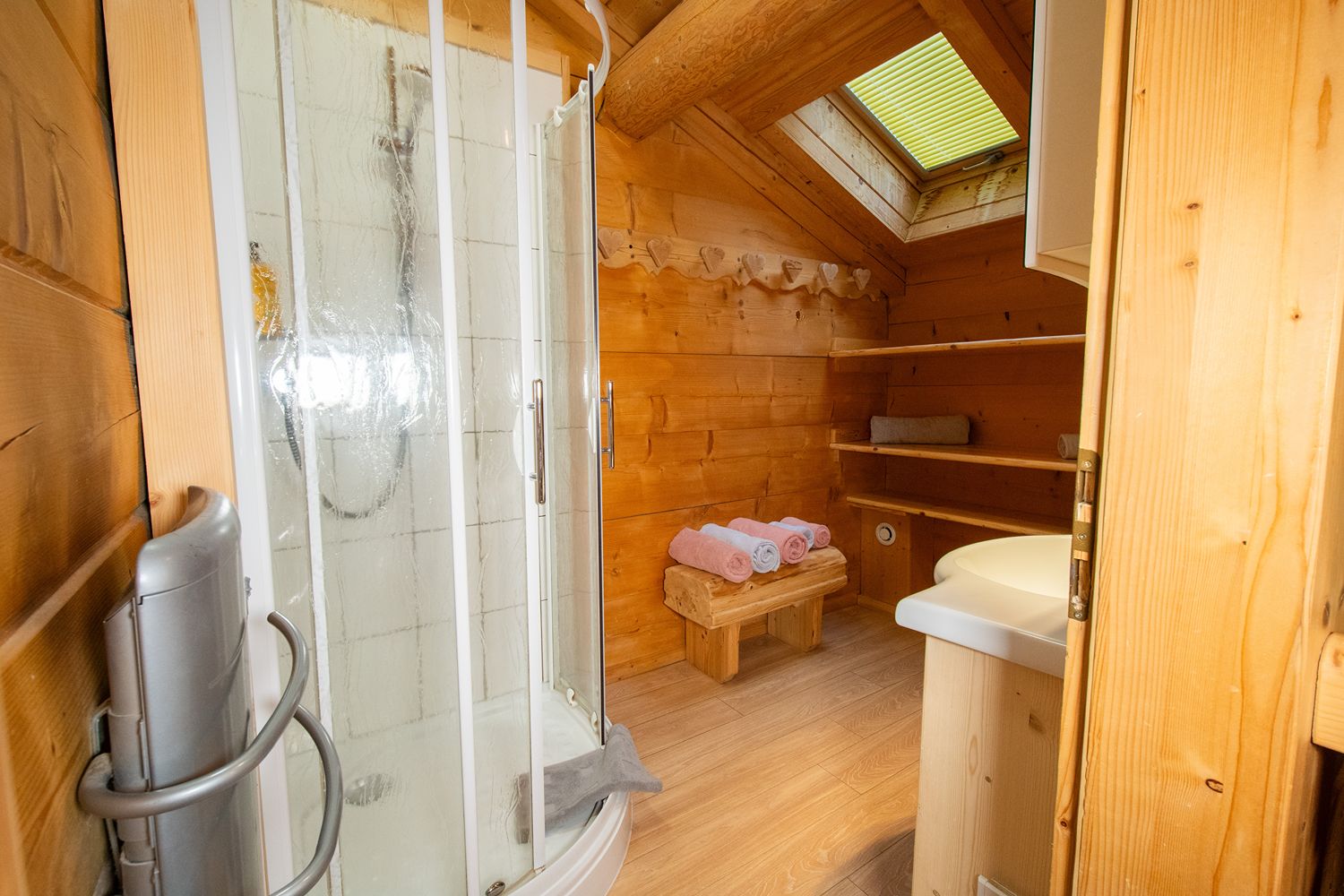 Salle de bain moderne de l'appartement à Châtel