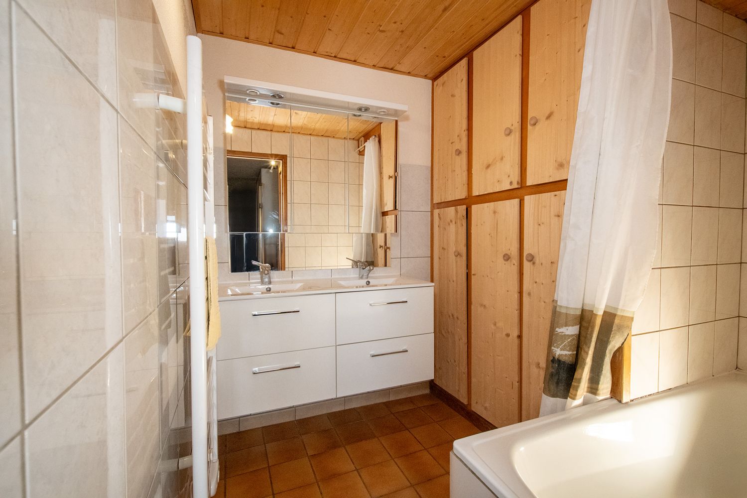 Espace repas de l'appartement à Châtel