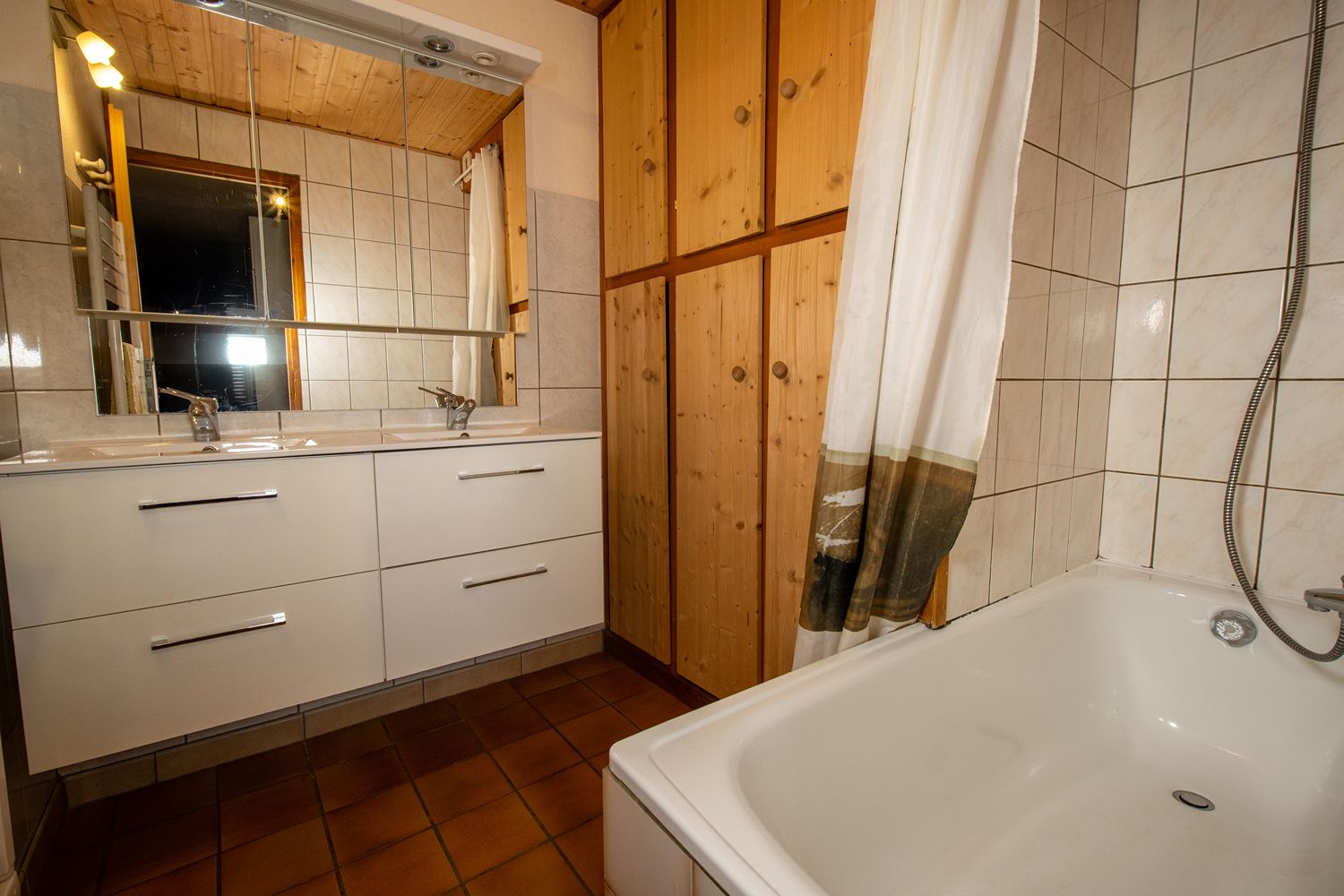 Salle de bain moderne de l'appartement à Châtel