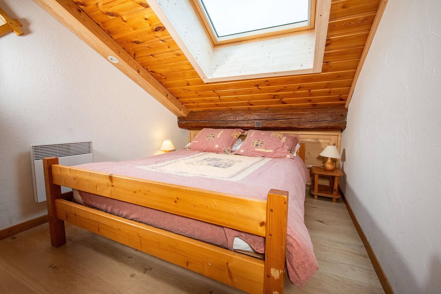 Espace repas de l'appartement à Châtel