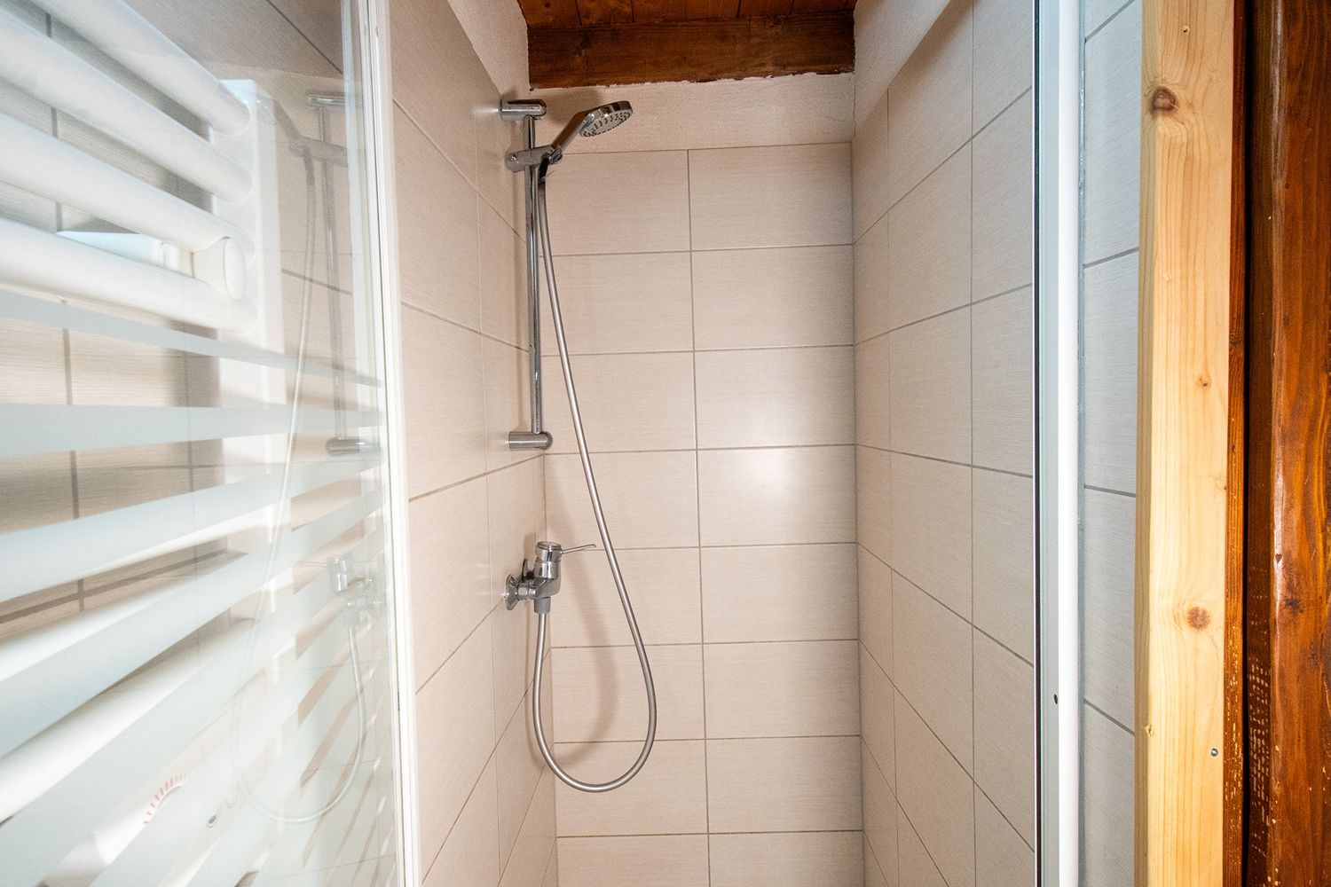 Salle de bain moderne de l'appartement à Châtel