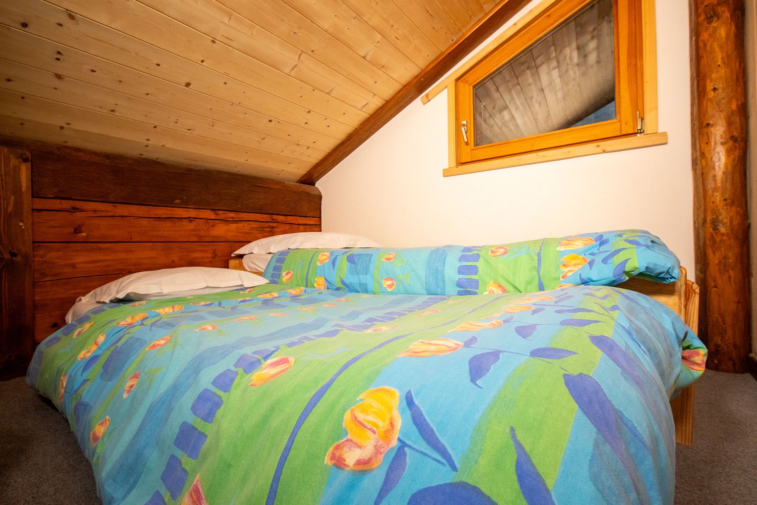 Vue de la chambre de l'appartement à Châtel