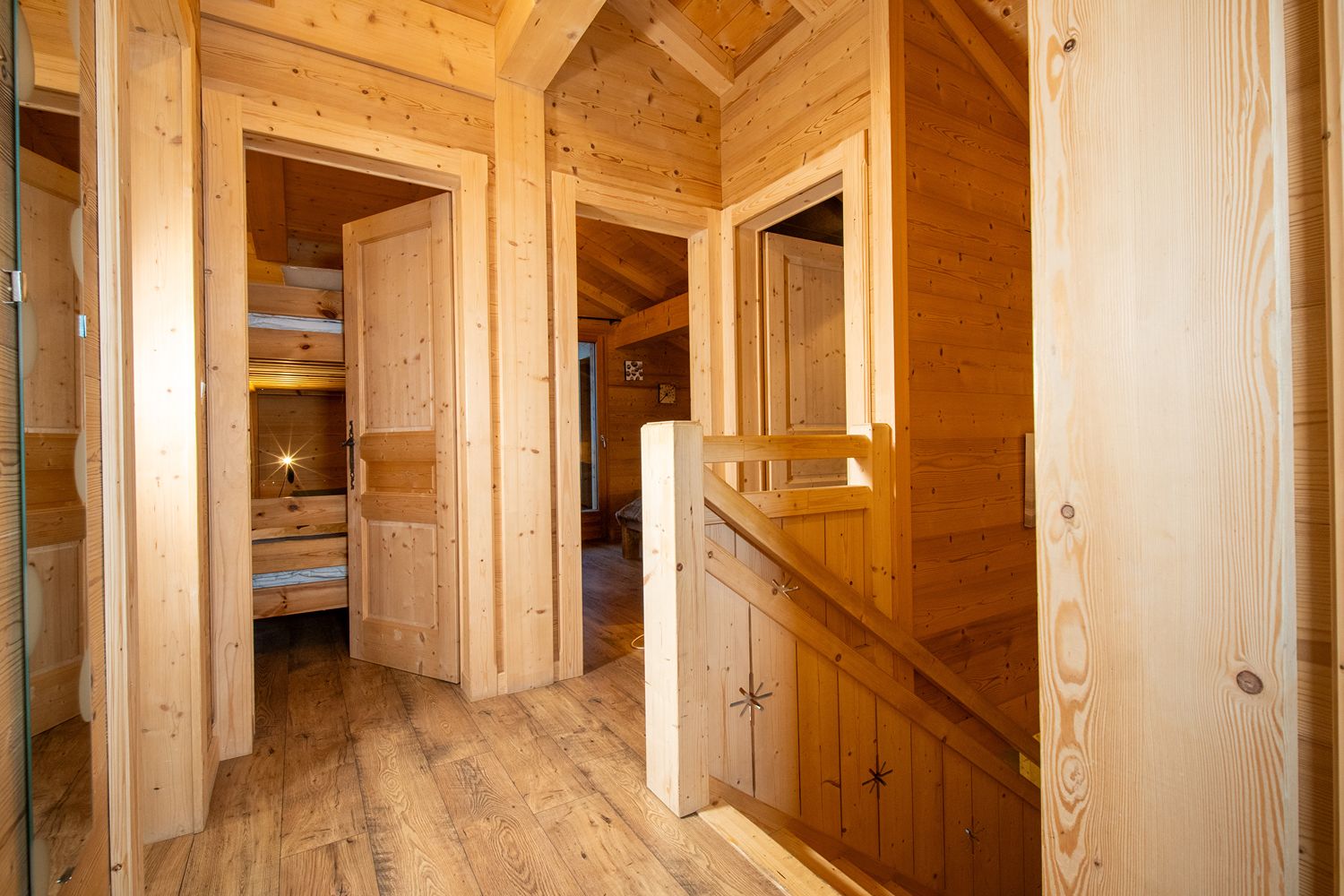 Couloir et accès aux chambres de l'appartement à Châtel